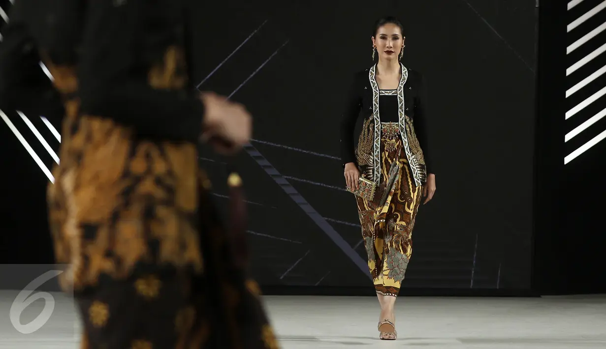 Kebaya dengan sentuhan modern karya Era Soekamto dipamerkan dalam pagelaran The Iconic Women Senayan City Fashion Nation ke-11, Jakarta, Rabu (12/4). (Liputan6.com/Herman Zakharia)