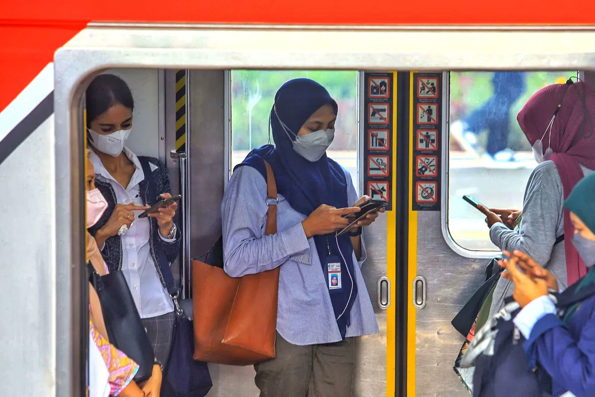 Pasca Pencabutan PPKM, Angka Pengguna Kereta Commuter Line Meningkat Drastis