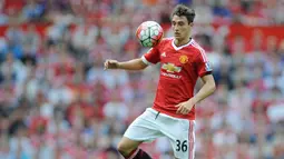1. Matteo Darmian (Manchester United) -  Bek sayap yang mampu bermain di posisi kanan dan kiri ini sering dikaitkan dengan Juventus. Namun Juventus akan sulit membawa Darmian ke Turin karena masih menjadi andalan Mourinho. (EPA/Peter Powell)