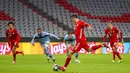 Striker Bayern Munchen, Robert Lewandowski, melepaskan tendangan penalti ke gawang Lazio pada laga Liga Champions di Allianz Arena, Kamis (18/3/2021). Bayern Munchen menang dengan skor 2-1. (AP Photo/Matthias Schrader)