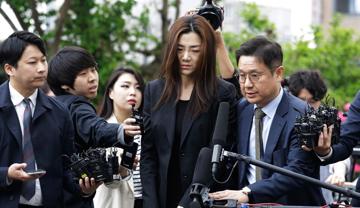 Putri bungsu bos maskapai Korea Air, Cho Hyun-min datang untuk dimintai keterangan oleh polisi di Seoul Selasa (1/5). Keluar dari sedan hitam, Cho mengulangi permintaan maafnya dengan berlinang air tanpa berkomentar lebih jauh. (AP/Ahn Young-joon)