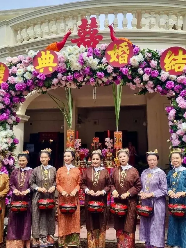 5 Pesona Nong Poy Kenakan Baju Lace dan Kain Batik khas Negaranya saat Hadiri Acara Asosiasi Peranakan Thailand