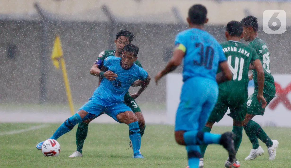 Pemain Persela Lamongan, Ahamad Bustomi (kedua kiri) diaga ketat pemain PSS Sleman, Bagus Nirwanto pada laga Piala Menpora 2021 di Stadion Si Jalak Harupat, Bandung, Minggu (28/3/2021). PSS Sleman bermain imbang atas Persela Lamongan 0-0. (Bola.com/M Iqbal Ichsan)