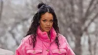 5 Potret Rihanna Pamer Baby Bump Kehamilan Pertama, Bikin Geger Netizen