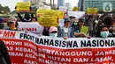 Aktivis lingkungan melakukan long march dari Dukuh Atas menuju Istana, Jakarta, Sabtu (26/10/2019). Mereka meminta Presiden Joko Widodo atau Jokowi lebih memperhatikan isu lingkungan seperti penyelamatan hutan dan pelindungan petani. (Liputan6.com/JohanTallo)