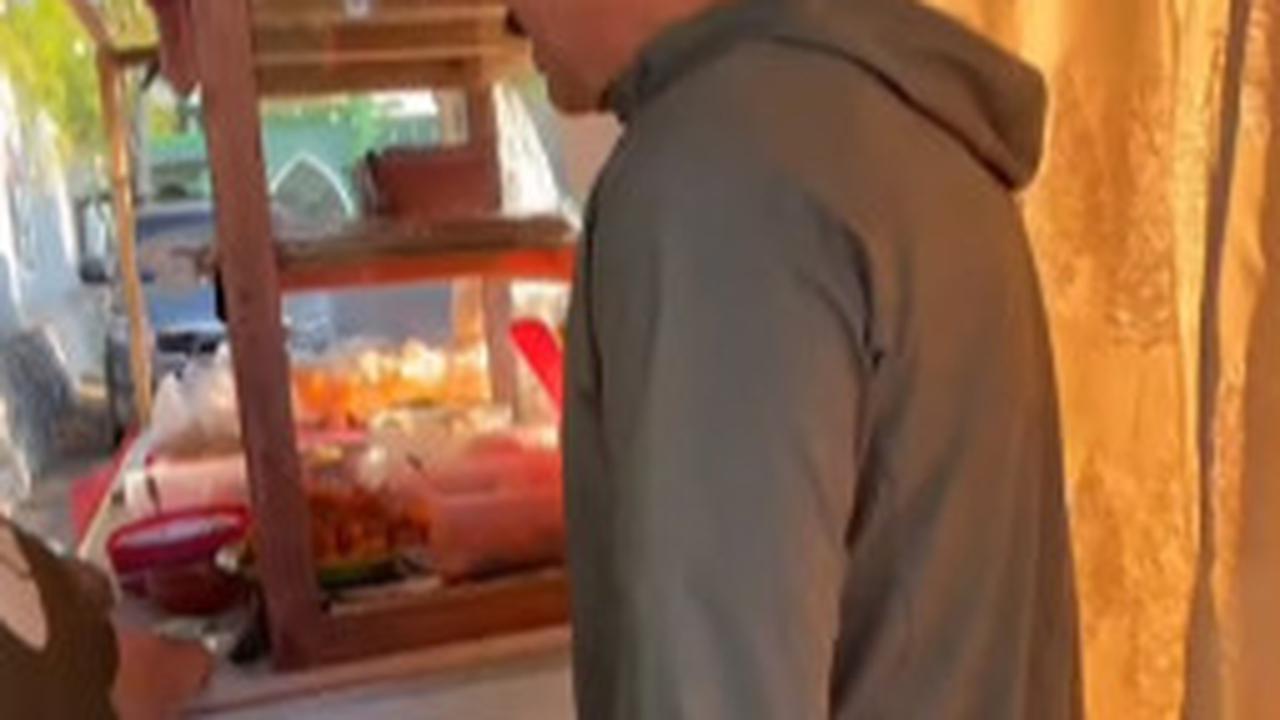 Jenderal Polisi Pagi-Pagi Mampir ke Warung Pinggir Jalan Beli Nasi Kuning