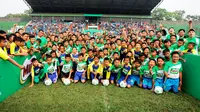 Anak-anak usia 6 hingga 12 tahun mengikuti MILO Football Championship 2017 regional Bandung, Sabtu (25/3/2017). (Bola.com/Istimewa)