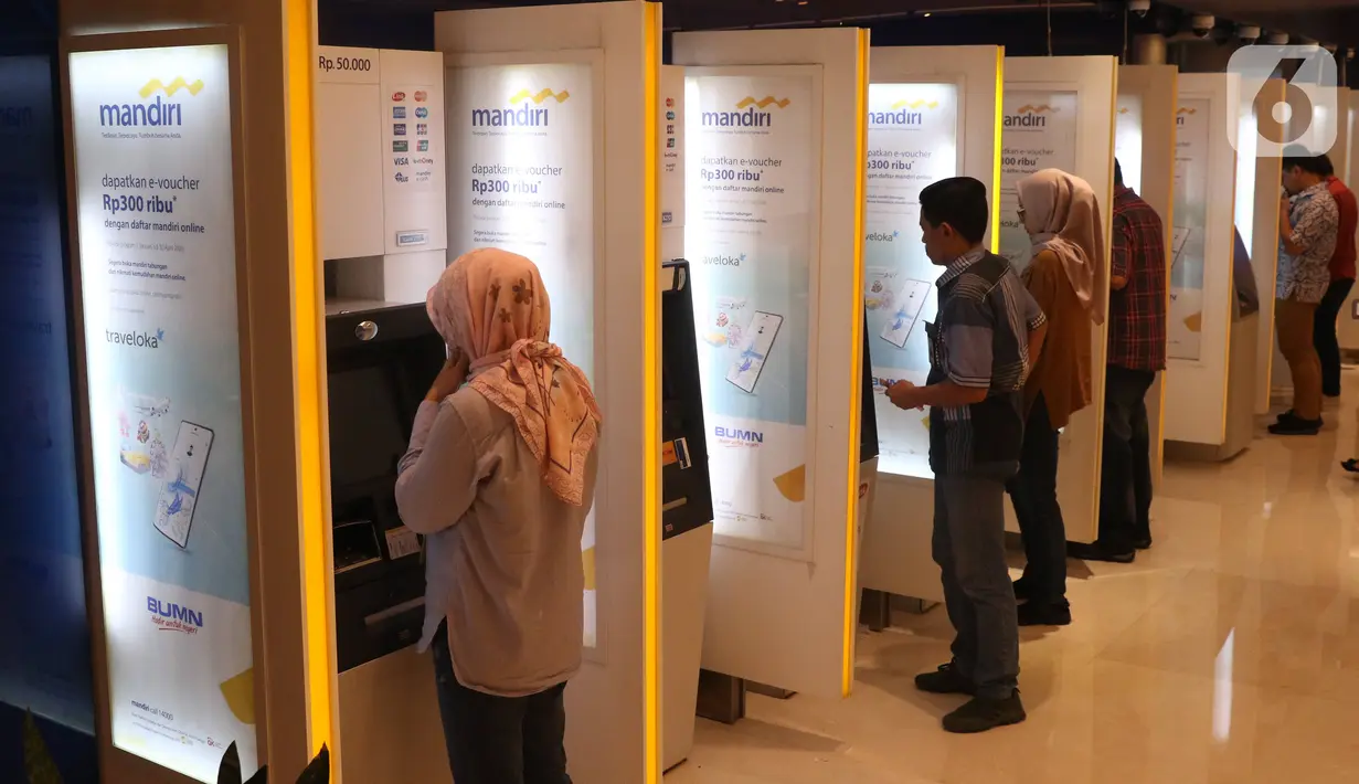 Nasabah melakukan transaksi elektronik perbankan melalui ATM di Jakarta, Selasa (4/2/2020). Dari nilai tersebut, penopang utama transaksi e-channel Mandiri adalah jaringan ATM dengan jumlah 967 transaksi dan Mandiri Online dengan 400 juta transaksi. (Liputan6.com/Angga Yuniar)