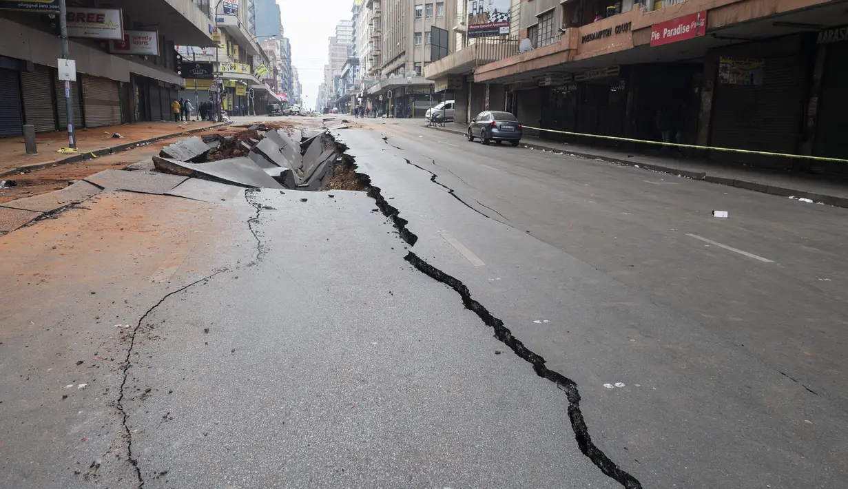 Pandangan umum tentang jalan yang rusak di Johannesburg pada 20 Juli 2023, menyusul ledakan yang tidak dapat dijelaskan yang terjadi selama jam sibuk pada 19 Juli 2023. (Luca Sola / AFP)