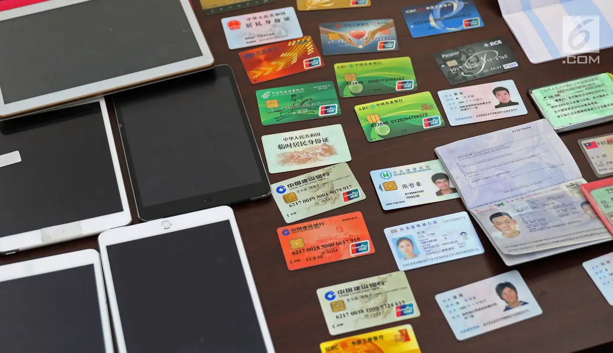 Barang bukti kasus phone fraud diperlihatkan di Polda Metro Jaya, Jakarta, (31/7). Kepolisian RI bersama kepolisian Tiongkok mengamankan 150 pelaku penipuan lewat telepon dengan rincian 145 WNA asal Tiongkok dan 5 WNI. (Liputan6.com/Immanuel Antonius)