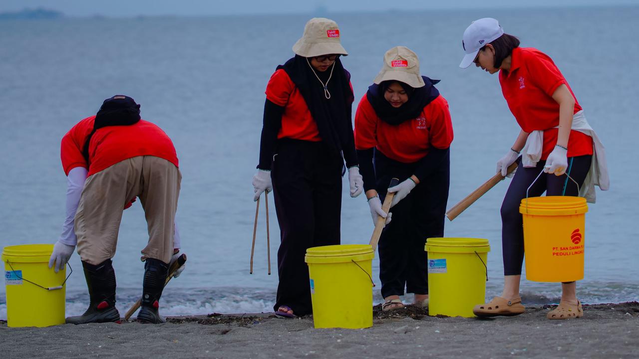 Aksi bersih-bersih Pantai Tanjung Pasir