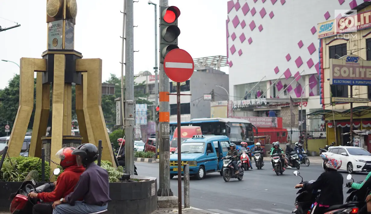 Penampakan lampu merah persimpangan Ramanda, Depok, Jawa Barat, Rabu (14/8/2019). Pemutaran lagu Wali Kota Depok Mohammad Idris di lampu merah tersebut sebagai bagian dari konsep Joyful Traffic Management (Jotram). (Liputan6.com/Immanuel Antonius)