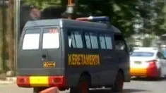 Jasad anggota Brimob Kelapa Dua yang tewas lima orang yang tidak dikenal dibawa ke kampung halaman Pasuruan, Jawa Timur.
