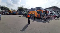 Sejumlah bus gratis yang digunakan untuk mengangkut pemudik yang akan kembali ke Jakarta di Terminal Tipe A Tirtonadi, Solo, Jumat (28/4).(Liputan6.com/Fajar Abrori)