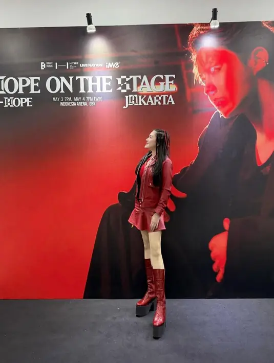 Vicky Shu tampil total selama dua hari berturut-turut menonton konser. Di hari pertama, ia memilih gaya serba merah dengan kombinasi leather jacket, atasan, mini skirt, dan boots. [@vickyshu].
