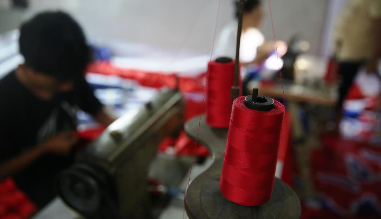 Aremania mengusung semangat kesatuan suporter untuk sepakbola Indonesia merancang dan membuat bendera Merah Putih terbesar di Dunia bertempat di Lapangan Futsal  Tangerang, Selasa (13/10/2015). (Bola.com/Nicklas Hanoatubun)