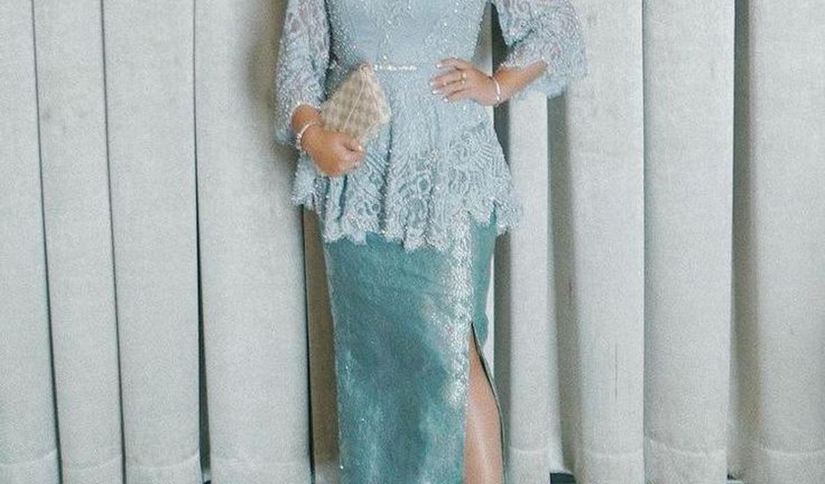 <b>Kebaya dengan Rok Pencil</b>