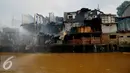 Petugas pemadam kebakaran berusaha memadamkan api yang membakar pemukiman di kawasan padat penduduk Bukit Duri, Jakarta, Selasa (23/2). Hingga kini penyebab kebakaran masih dalam penyelidikan pihak terkait. (Liputan6.com/Gempur M Surya)