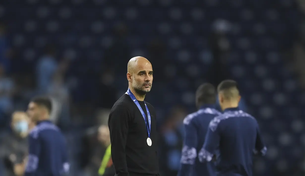 Ekspresi pelatih Manchester City, Pep Guardiola usai pertandingan melawan Chelsea pada babak final Liga Champions di Stadion Dragao di Porto, Portugal, Minggu (30/5/2021). Man City gagal untuk mengukir sejarah dengan menjuarai Liga Champions untuk pertama kalinya. (David Ramos/Pool via AP)
