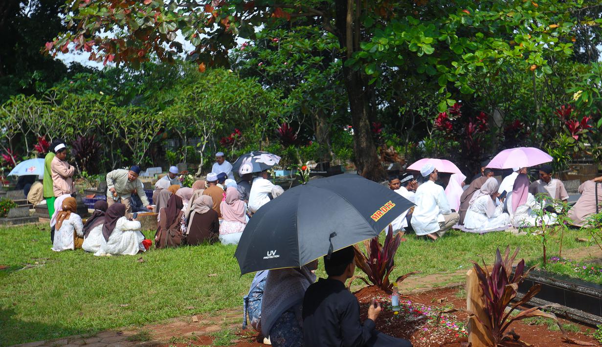 Ziarah kubur juga bertujuan mengingat akhirat, mendoakan ahli kubur agar mendapat rahmat, dan menyambung silaturahmi. Tampak dalam foto, warga saat melakukan ziarah kubur usai melaksanakan salat Idulfitri 1447 Hijriah di salah satu Tempat Pemakaman Umum (TPU), Cibinong, Kabupaten Bogor, Jawa Barat, Sabtu (21/3/2026). (Kapanlagi.com/Budy Santoso)