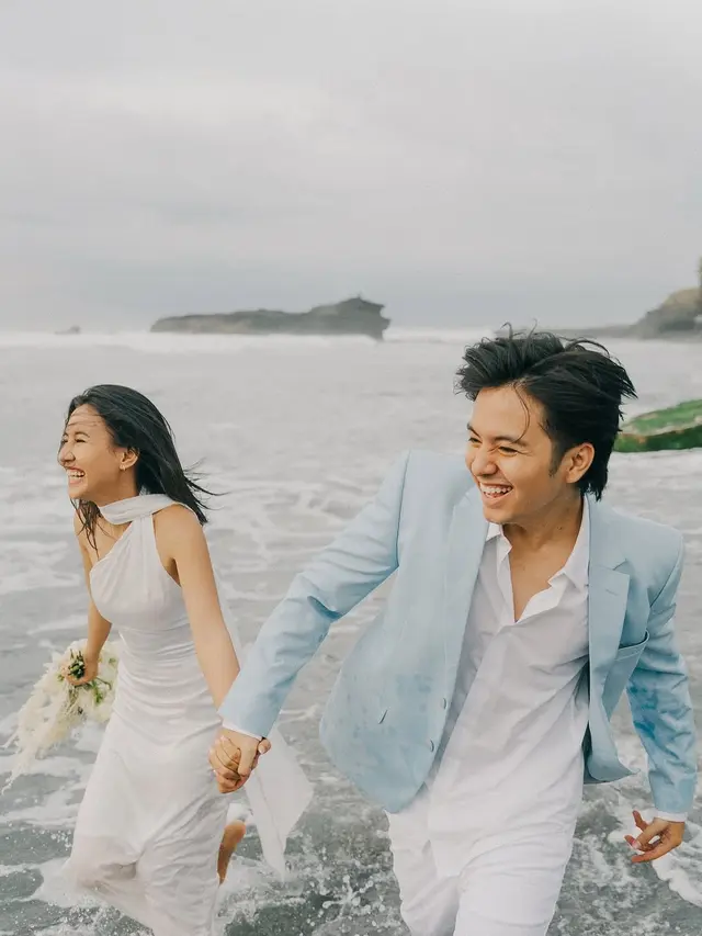 8 Foto Prewedding Angga Yunanda dan Shenina Cinnamon yang Bak Adegan Film Berbagai Genre
