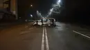 Sebuah bus polisi, yang terbakar setelah bentrokan, tetap berada di jalan kosong di Almaty, Kazakhstan, Sabtu (8/1/2022) malam.  Kantor presiden Kazakhstan mengatakan sekitar 5.800 orang ditahan oleh polisi selama protes yang meledak menjadi kekerasan minggu lalu. (AP Photo / Vasily Krestyaninov)