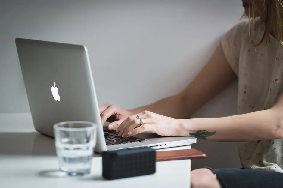 Memang, pacaran sama teman sekantor nggak seenak yang dibayangkan. (Foto: pexels)