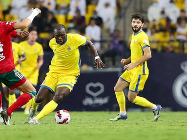 Vincent Aboubakar. Striker Kamerun berusia 30 tahun ini kini tengah menjalani musim keduanya bersama Al-Nassr FC sejak bergabung pada awal musim 2021/2022 setelah meninggalkan Besiktas dengan status bebas transfer dan terikat kontrak hingga Juni 2024. Bersama Al-Nassr FC musim ini ia telah tampil dalam 8 laga dengan torehan 2 gol. (twitter.com/Al-NassrFC)