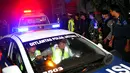 Ambulans yang membawa jenazah terpidana mati asal Brasil, Rodrigo Gularte keluar dari Pulau Nusakambangan, Cilacap, Rabu (29/4/2015). Delapan terpidana mati kasus narkoba dieksekusi regu tembak di Nusakambangan pada dini hari. (Liputan6.com/Yoppy Renato)