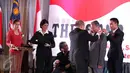Pendiri Yayasan Pendidikan Soekarno (YPS) Rachmawati Soekarnoputri (kiri) menyaksikan penyerahan Penganugerahan Tanda Kehormatan Star of Soekarno kepada Mantan PM Malaysia Mahatir Mohamad di Jakarta, Minggu (27/9). (Liputan6.com/Herman Zakharia)