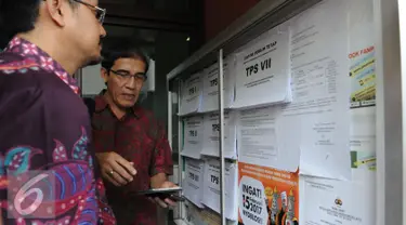Komisioner KPU Hadar Nafis Gumay (kanan) bersama Ferry Kurnia Riskiyansah mengecek Daftar pemilih Tetap (DPT) di kelurahan setia budi dan Cikini, Jakarta, Jumat (23/12). (Liputan6.com/Helmi Affandi)