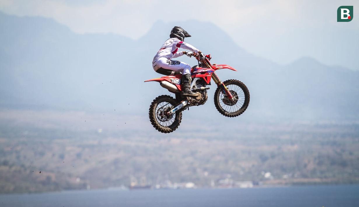 Crosser Indonesia, Delvintor Alfarizi, beraksi di Sirkuit Samota. Pembalap binaan Astra Honca Racing Team ini tampil di kelas kedua atau MX2 MXGP Sumbawa 2023. (Doc AHRT)