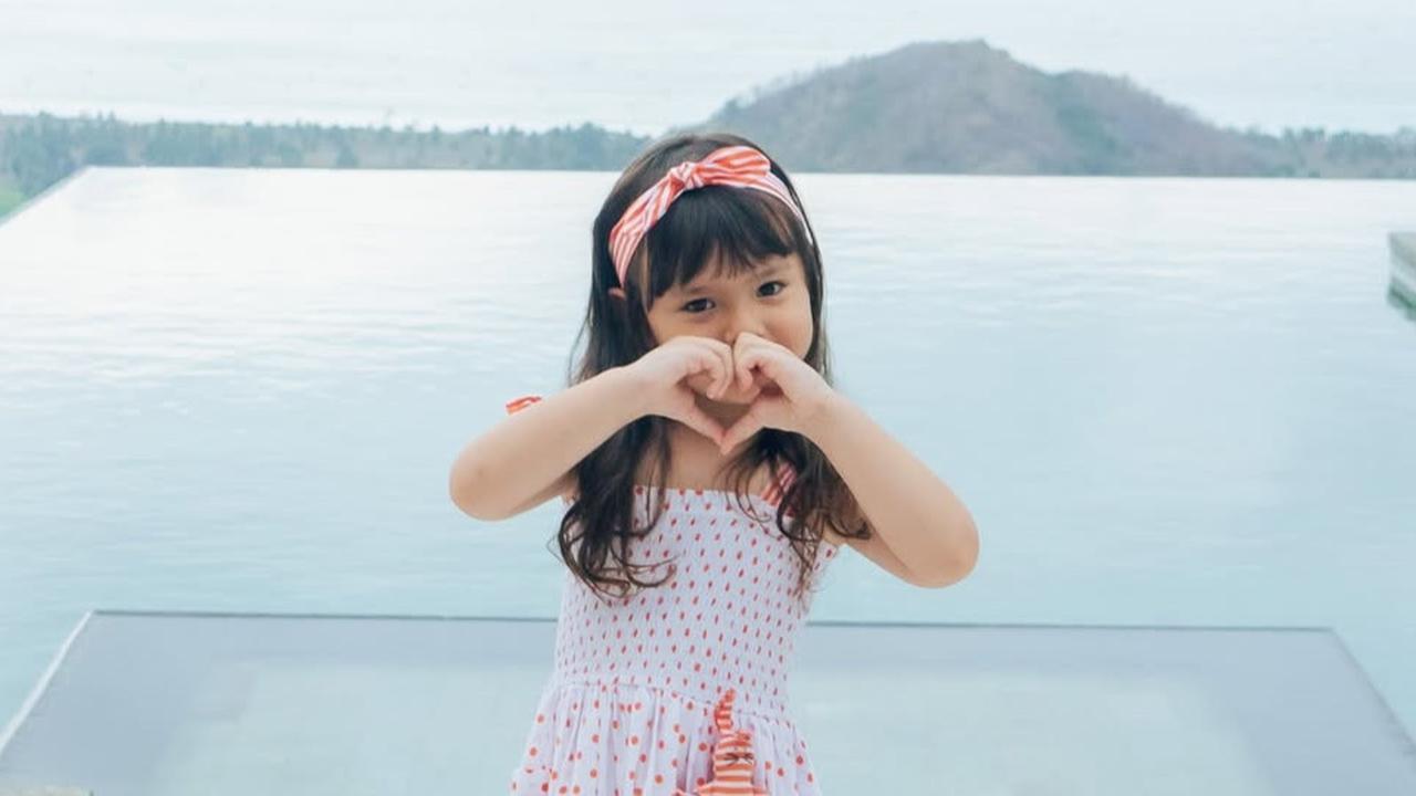 7 Potret Chloe Putri Cantik Asmirandah yang Sudah Pintar Berpose, Tampil Stylish dan Fotogenik