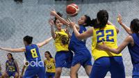 Aksi para pebasket putri Merpati Bali saat berlatih di Futsal Hut, Asaba Arena, Jumat (20/1/2017). Latihan ini untuk persiapan mengikuti kompetisi "Merpati Bali Basketball Challenge" di Denpasar, Bali, 2-7 Februari 2017. (Bola.com/Nicklas Hanoatubun)