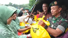Pangkostrad Letjend TNI Mulyono (kanan) melayani pembeli dalam bazar murah menyambut Idul Fitri 1436 H, di Lapangan Kostrad, Jakarta, Selasa (7/7/2015). Bazar ini dikhususkan bagi para prajurit dan PNS di lingkungan Kostrad. (Liputan6.com/Herman Zakharia)