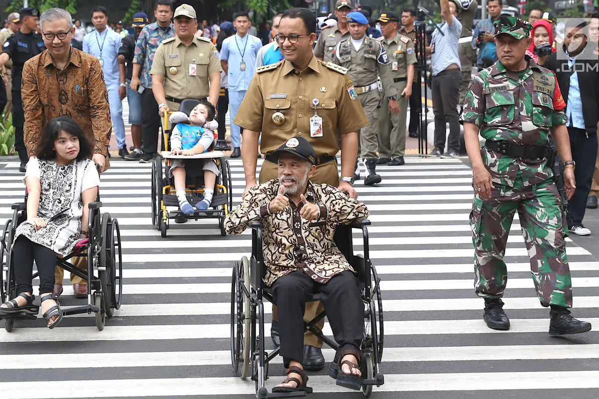 Resmikan Pelican Crossing Halte BI, Anies Baswedan Seberangkan Penyandang Disabilitas