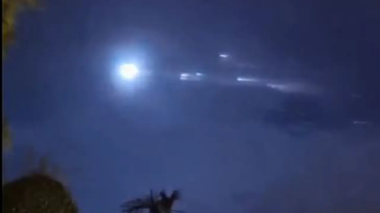 Benda asing dikira serombongan UFO, ternyata sampah antariksa China. (Foto: Tangkapan layar video FB)