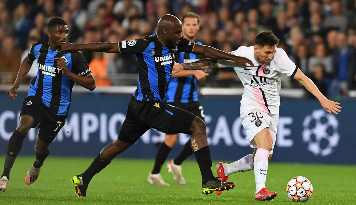 Pemain Paris Saint-Germain Lionel Messi (kanan) berebut bola dengan pemain Club Brugge Eder Alvarez Balanta pada pertandingan Grup A Liga Champions di Stadion Jan Breydel, Bruges, Belgia, Rabu (15/9/2021). Pertandingan berakhir imbang 1-1. (JOHN THYS/AFP)