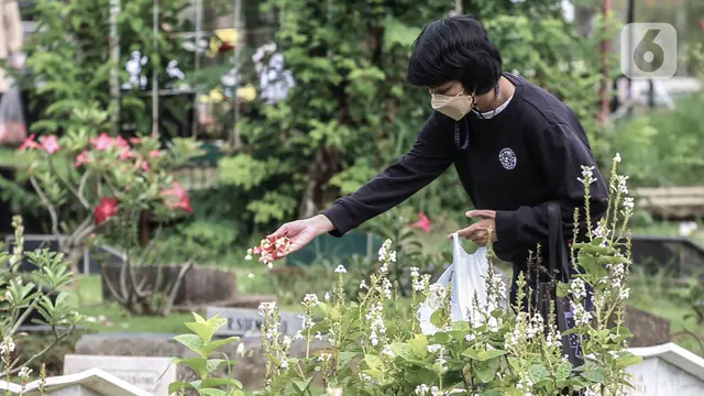 Ziarah Kubur saat Lebaran Idul Fitri di TPU Karet Bivak