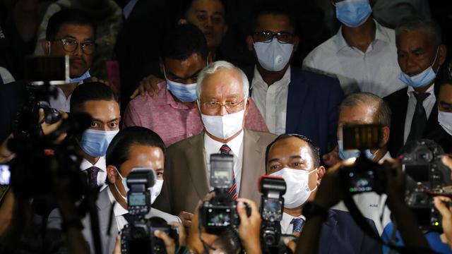 Eks PM Malaysia Najib Razak Dihukum 12 Tahun Penjara