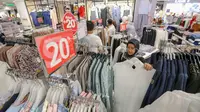 Pengunjung memilh baju untuk merayakan Hari Raya Idul Fitri di Lippo Mall Puri, Jakarta, Jumat (24/5/2019). Untuk menarik pengunjung dalam rangka Festival Jakarta Great Sale, berbagai diskon ditawarkan dari pukul 20.00 hingga 00.00 dalam Midsummer Night Sale. (Liputan6.com/Fery Pradolo)