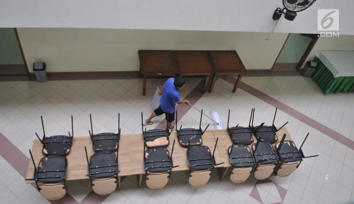 Petugas mengepel lantai ruang makan di Asrama Haji Pondok Gede, Jakarta, Kamis (4/7/2019). Panitia Penyelenggara Ibadah Haji (PPIH) embarkasi Jakarta - Pondok Gede siap menyambut jemaah haji kloter pertama DKI Jakarta yang dijadwalkan tiba pada Sabtu (6/7). (merdeka.com/Iqbal S Nugroho)