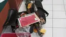 Sejumlah barang bukti berupa tas dan aksesoris mewah milik bos First Travel ditampilkan saat sidang di PN Kota Depok, Jawa Barat, Senin (23/4). (Liputan6.com/Herman Zakharia)
