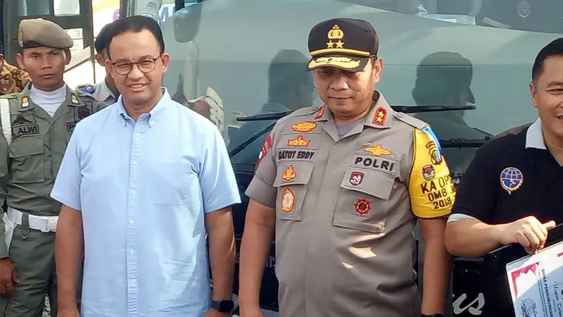 Gubernur DKI Jakarta Anies Baswedan berdiri disamping Kapolda Metro Jaya Irjen Gatot Eddy Pramono saat melepas mudik gratis, Kamis (30/5/2019).