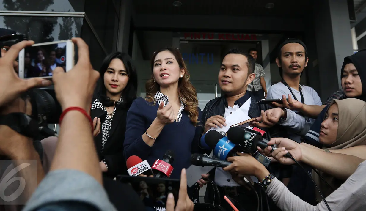 Bunga Zainal memberikan keterangan pers di Polda Metro Jaya, Jakarta, Senin (27/2). Bunga mengaku telah memberikan somasi dua kali tetapi tak digubris oleh oknum bernama HW (Liputan6.com/Herman Zakharia)