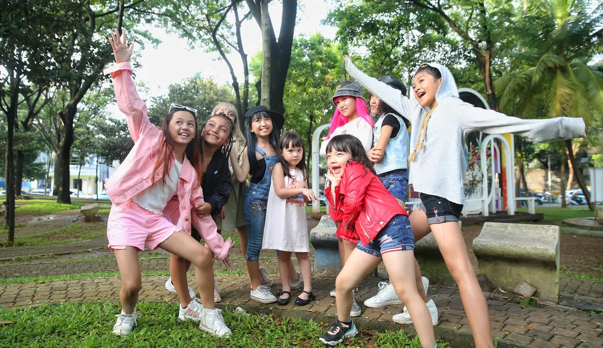 Gempita Nora Marten syuting video klip girl band anak-anak KAZUMI berjudul Nakal Ih di Taman Menteng Bintaro, Tangerang Selatan, Banten, Senin (3/2/2020). (Adrian Putra/Fimela.com)