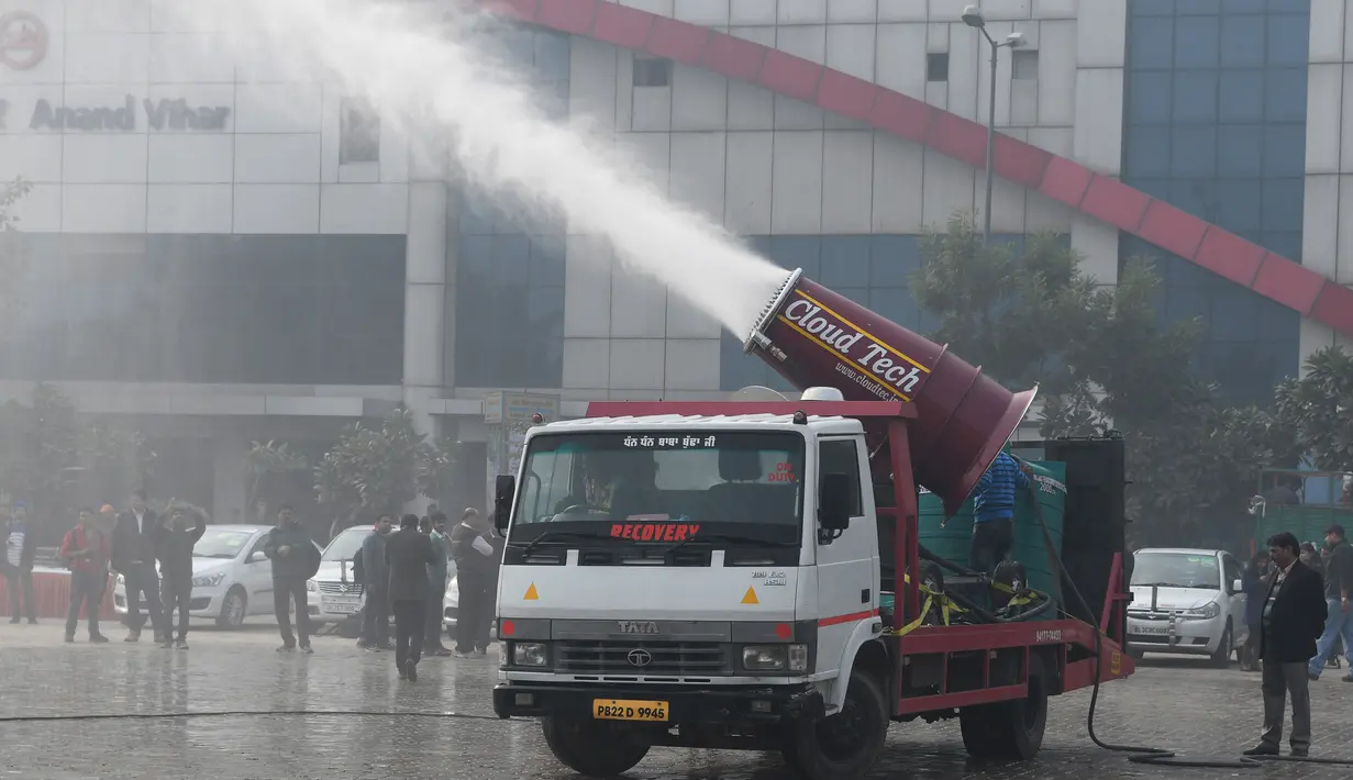 Departemen Lingkungan Hidup dan Komite Pengendalian Pencemaran menguji coba anti-smog gun atau senjata anti-asap di New Delhi, Rabu (20/12). Pemerintah India meluncurkan anti-smog gun untuk mengurangi tingkat polusi udara di negaranya (SAJJAD HUSSAIN/AFP)