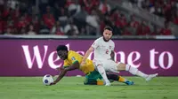 Pemain Timnas Indonesia,&nbsp;Calvin Verdonk, berebut bola dengan pemain Australia,&nbsp;Nestory Irankunda, pada laga kedua Grup C Kualifikasi Piala Dunia 2026 Zona Asia di Stadion Utama Gelora Bung Karno (SUGBK), Jakarta Pusat, pada Selasa (10/9/2024). (Bola.com/Bagaskara Lazuardi)