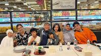 Momen buka bersama Betharia Sonata dan keluarga Willy Dozan. (Sumber: Instagram/official.bethariasonata)