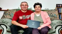 Setelah 42 tahun, akhirnya pasangan ini bisa melihat foto pernikahan mereka.